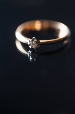 Gelinin düğün gününde taşlı altın yüzük.