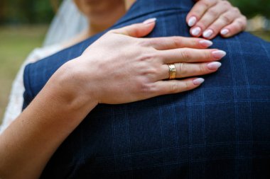 Altın alyanslar yeni evlilerin elinde.