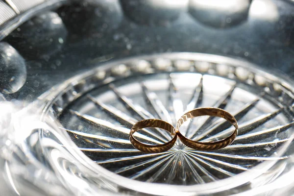 新婚旅行のための黄金の結婚指輪 — ストック写真