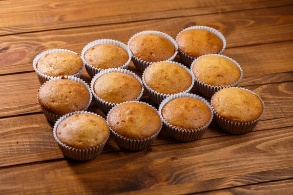 Muffins Faits Maison Papier Emballage Sur Carton Bois — Photo