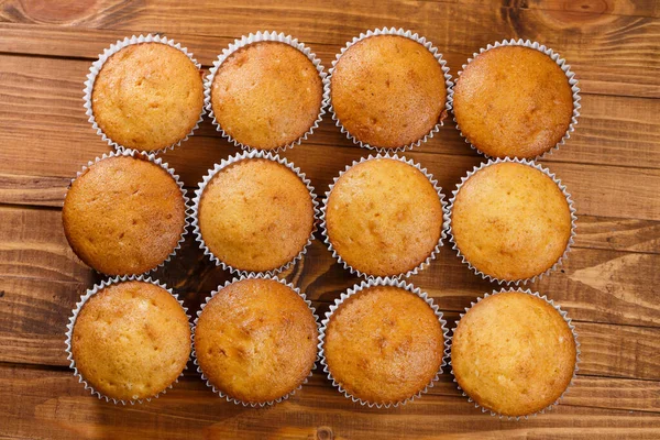 Σπιτικά Muffins Χάρτινη Μεμβράνη Ξύλινη Επιφάνεια — Φωτογραφία Αρχείου