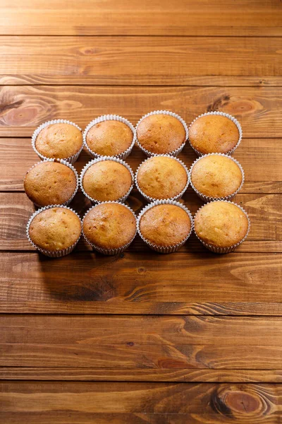 Muffins Faits Maison Papier Emballage Sur Carton Bois — Photo