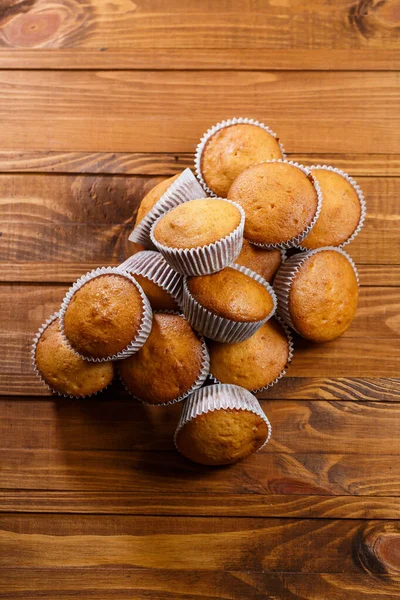 Σπιτικά Muffins Χάρτινη Μεμβράνη Ξύλινη Επιφάνεια — Φωτογραφία Αρχείου