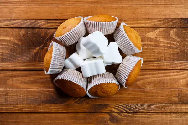 Muffins Faits Maison Papier Emballage Avec Guimauves Sur Carton Bois — Photo