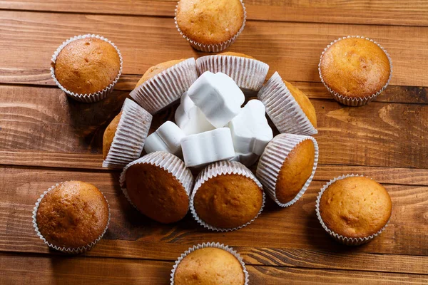 Muffins Faits Maison Papier Emballage Avec Guimauves Sur Carton Bois — Photo