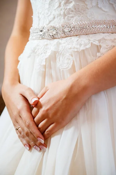 Brudens Händer Vikta Vit Brudklänning — Stockfoto