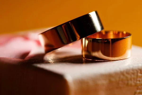 Alliances Dorées Pour Les Jeunes Mariés Jour Leur Mariage — Photo