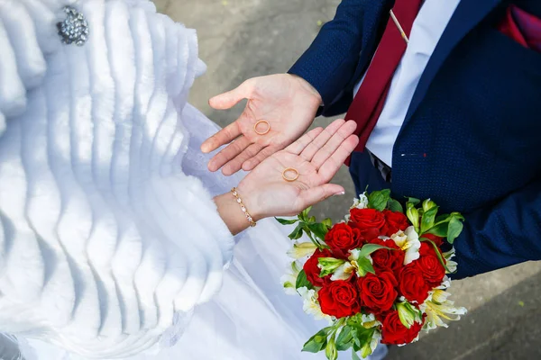 Zlaté Snubní Prsteny Rukou Novomanželů — Stock fotografie