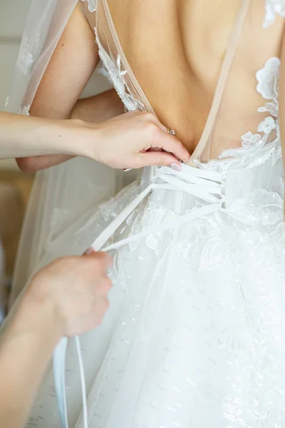 Nevěsta Drží Svých Rukou Krásné Svatební Šaty — Stock fotografie