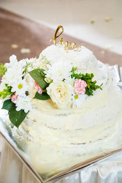 新婚旅行のための美しく甘い結婚式のケーキ — ストック写真