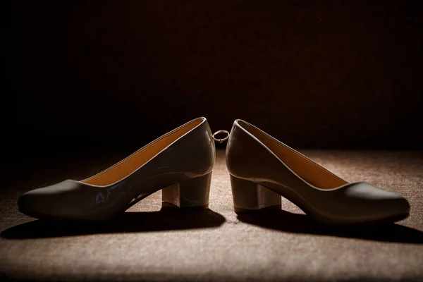 Anillo Boda Oro Con Zapatos Mujer Día Boda — Foto de Stock