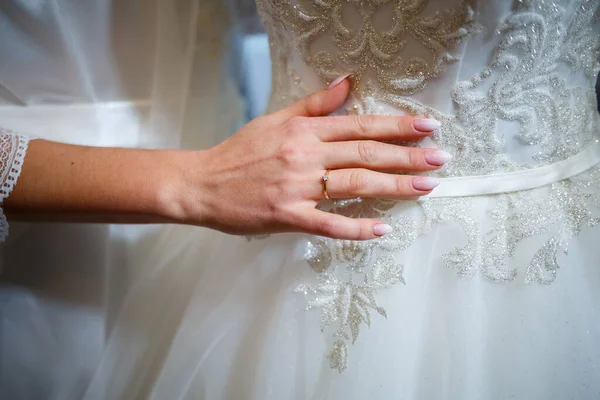 Bruden Håller Sina Händer Vacker Bröllopsklänning — Stockfoto