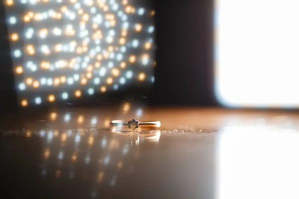 Anel Ouro Com Uma Pedra Dia Casamento Para Noiva — Fotografia de Stock