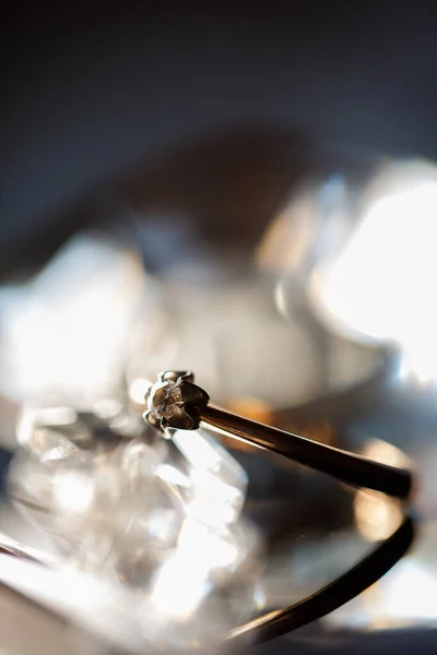 Anel Ouro Com Uma Pedra Dia Casamento Para Noiva — Fotografia de Stock