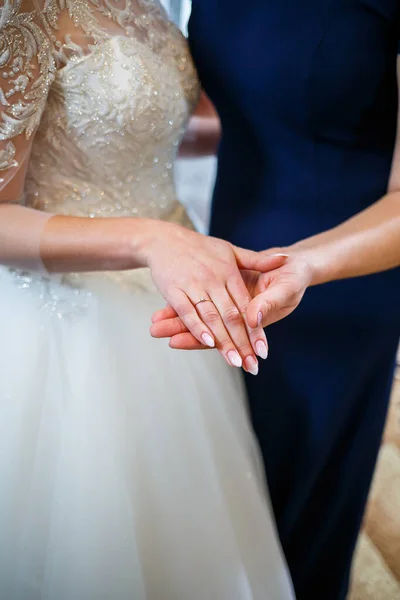 Anéis Casamento Ouro Nas Mãos Dos Recém Casados — Fotografia de Stock