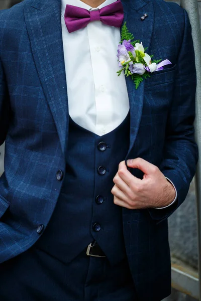 Άνθρωπος Φοράει Ένα Γαμήλιο Κοστούμι Και Αξεσουάρ Την Ημέρα Του — Φωτογραφία Αρχείου