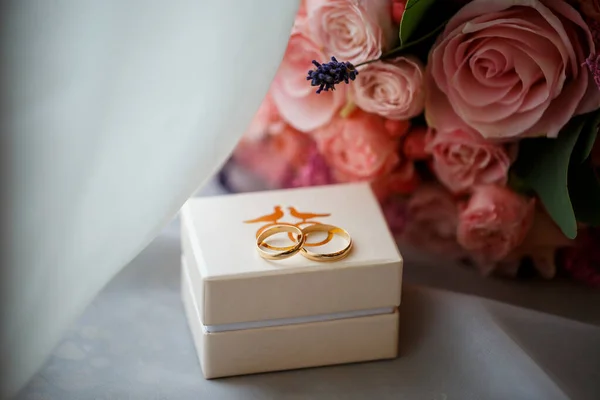 Gouden Ring Met Een Steen Trouwdag Voor Bruid — Stockfoto