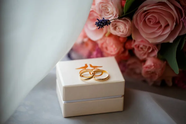 Anillo Oro Con Una Piedra Día Boda Para Novia — Foto de Stock