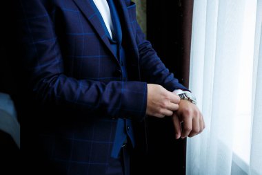 Adam eline bir saat takıyor.