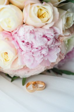 Yeni evliler için düğün yüzükleri.