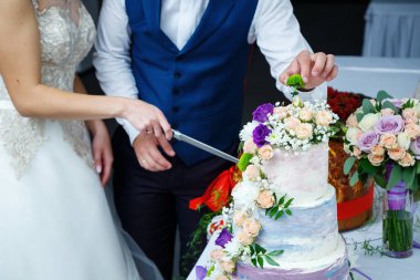 Yeni evliler için güzel ve tatlı bir düğün pastası.