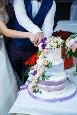 Yeni evliler için güzel ve tatlı bir düğün pastası.