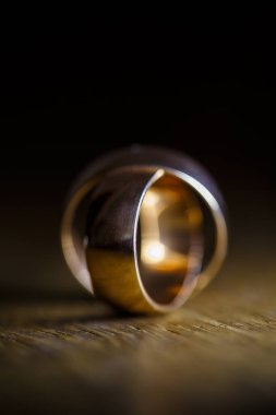 Yeni evliler için düğün yüzükleri.