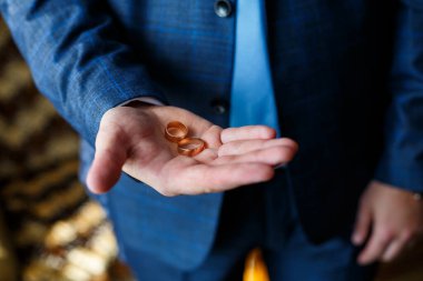 Yeni evliler için düğün yüzükleri.