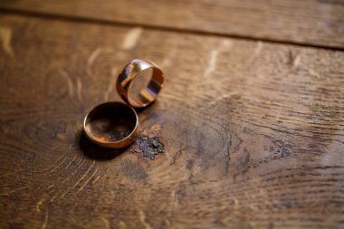Yeni evliler için düğün yüzükleri.