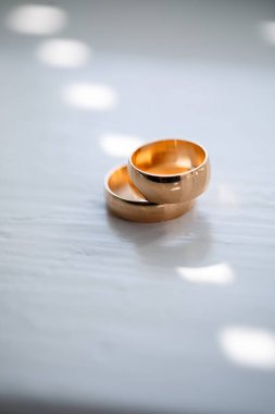 Yeni evliler için düğün yüzükleri.