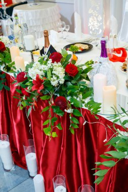 Yeni evliler için düğün süslemeleri.