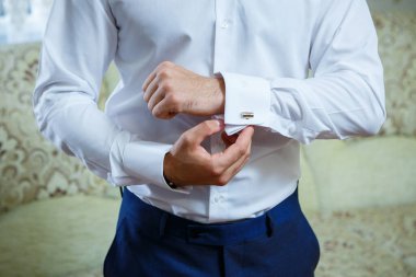 Bir adam düğün günü erkek kıyafeti giyer.