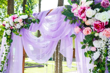 Yeni evliler için düğün süslemeleri.