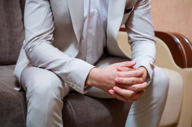 Düğün gününde damadın aksesuarları.