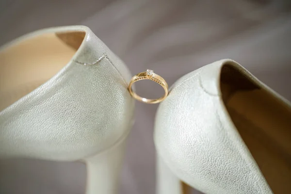 결혼식 여자의 신발이 금반지 — 스톡 사진