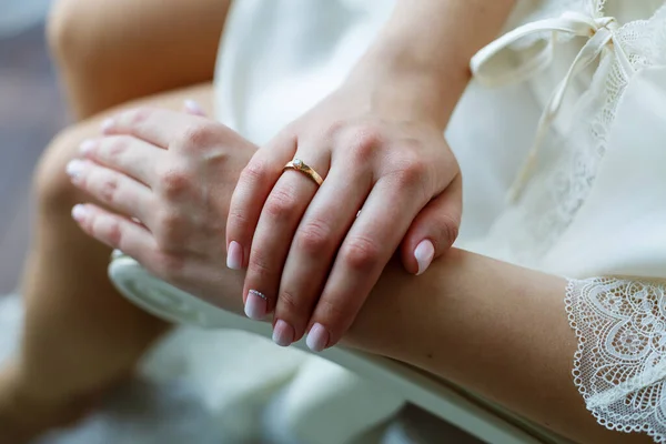 Guld Vigselringar Händerna Nygifta Bröllopsdagen — Stockfoto