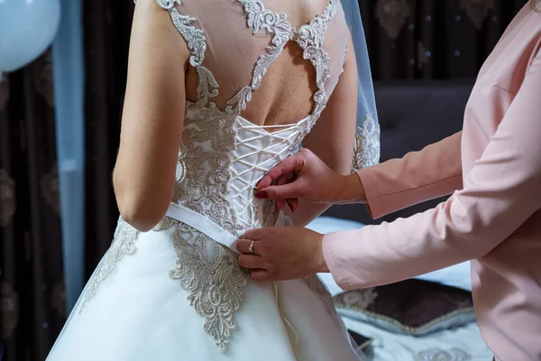 Die Braut Hält Ein Wunderschönes Brautkleid Der Hand — Stockfoto