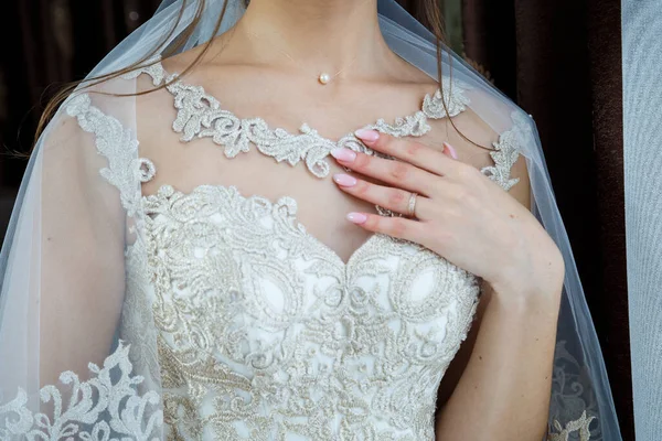 Les Mains Mariée Pliées Sur Une Robe Mariée Blanche — Photo