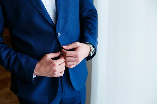 Man Puts Men Suit Day Wedding — Stock Photo, Image