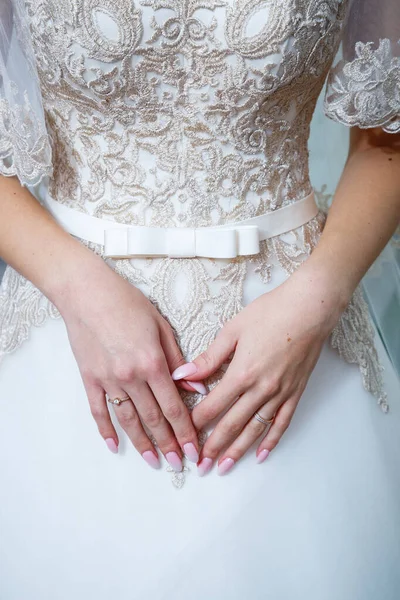 Las Manos Novia Dobladas Vestido Novia Blanco — Foto de Stock