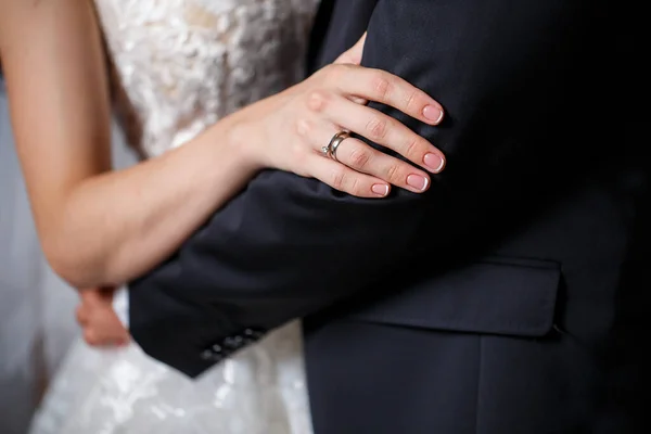 新婚夫婦の手に金の結婚指輪 — ストック写真