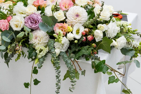 Yeni evliler için düğün süslemeleri.