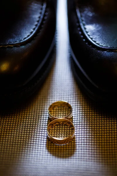 Zlaté Snubní Prsteny Pro Novomanžele Jejich Svatební Den — Stock fotografie