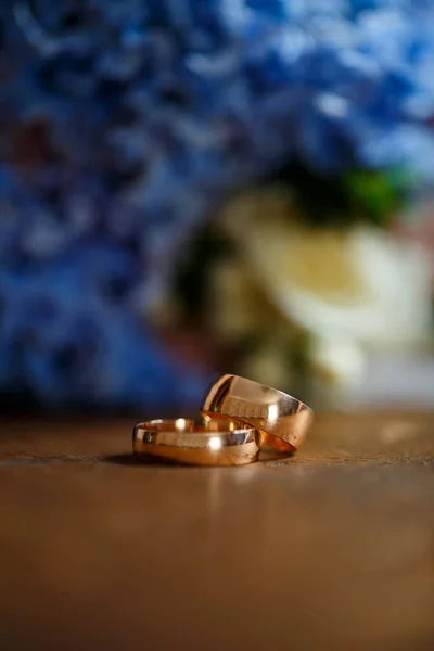 Gouden Trouwringen Voor Pasgetrouwden Hun Trouwdag — Stockfoto