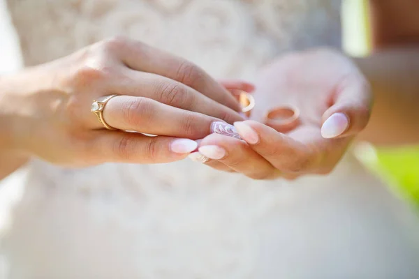 Χρυσές Βέρες Χέρια Νεόνυμφων Την Ημέρα Του Γάμου — Φωτογραφία Αρχείου