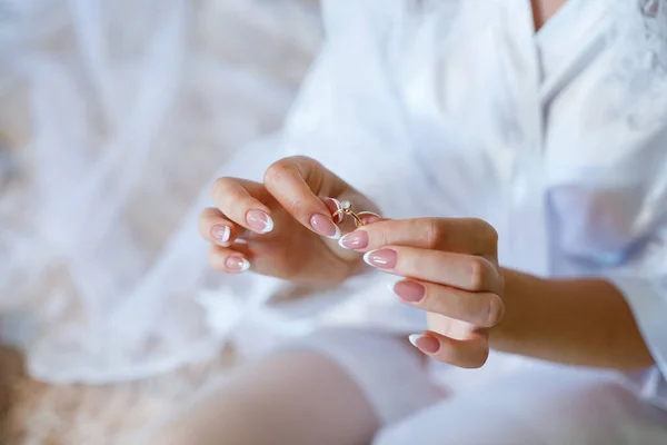Anéis Casamento Ouro Nas Mãos Recém Casados Dia Casamento — Fotografia de Stock