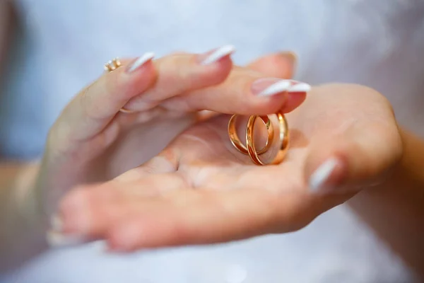 Anillos Oro Las Manos Los Recién Casados Día Boda — Foto de Stock