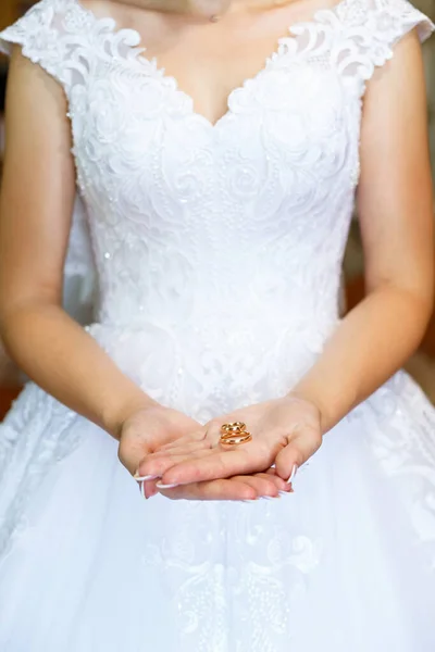 Anillos Oro Las Manos Los Recién Casados Día Boda — Foto de Stock