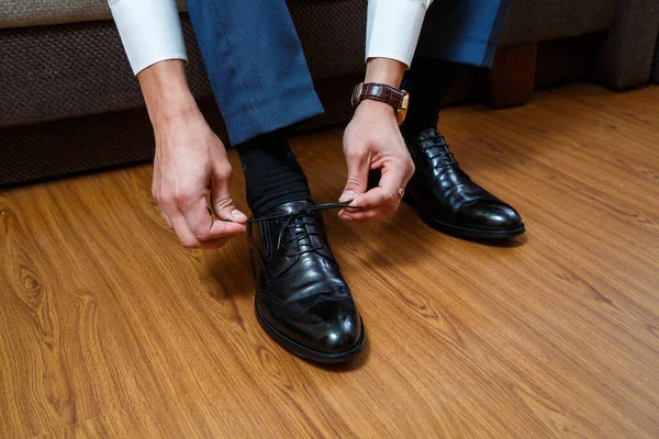 Bir adam düğün günü erkek kıyafeti giyer.