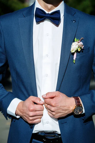 Bir Adam Düğün Günü Erkek Kıyafeti Giyer — Stok fotoğraf